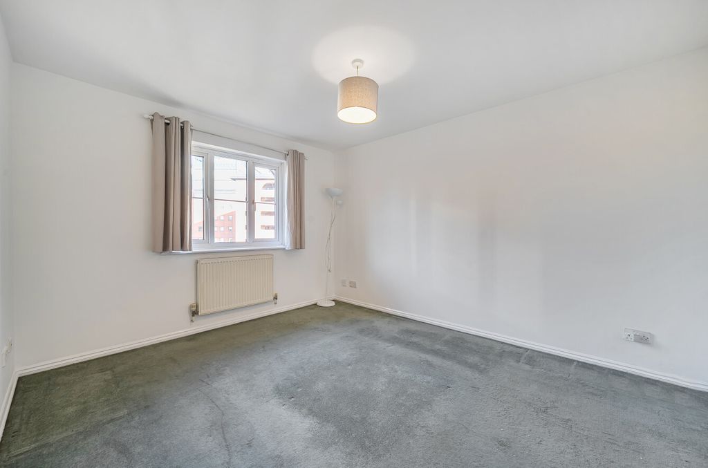 Property photo 3 of 15 1383640-8-6924722...