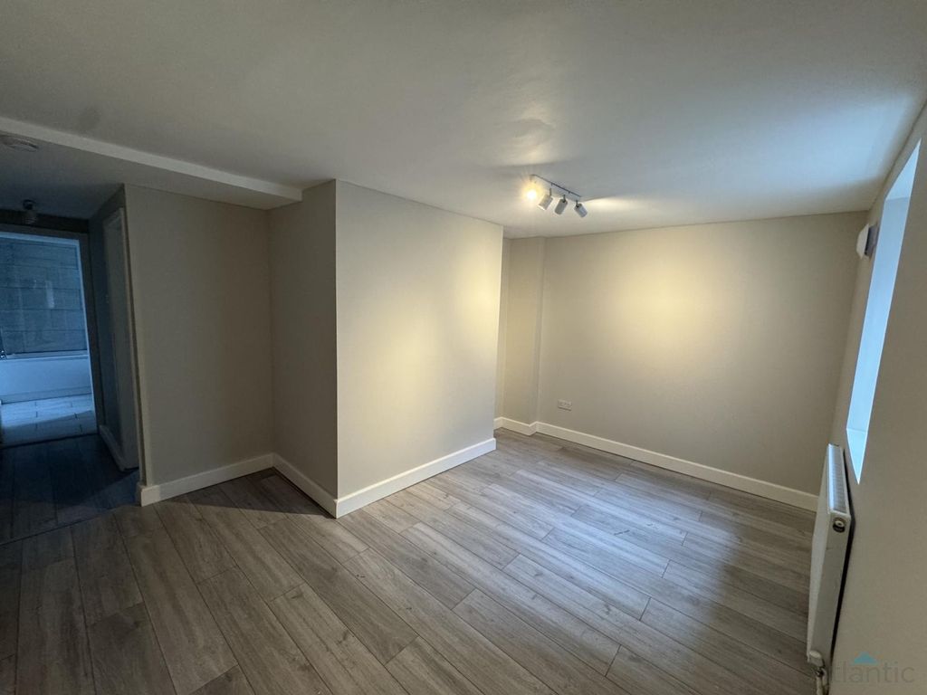 Property photo 1 of 4 Large 1 Bedroom Ground Floor Flat