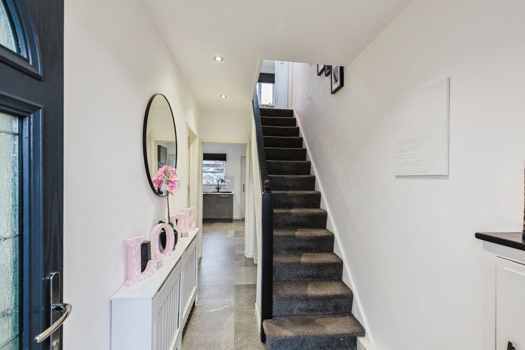 Property photo 3 of 20 Entrance Hallway