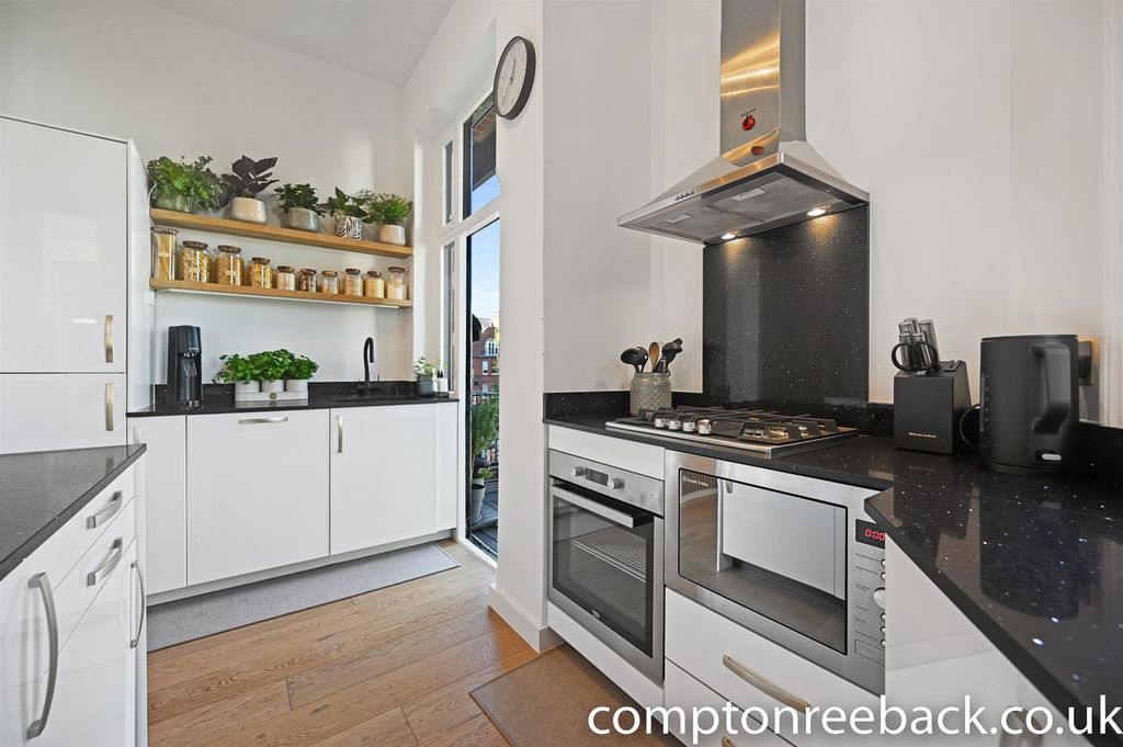 Property photo 3 of 12 Kitchen