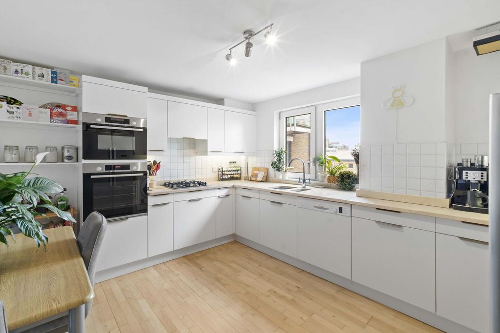 Property photo 3 of 14 Kitchen