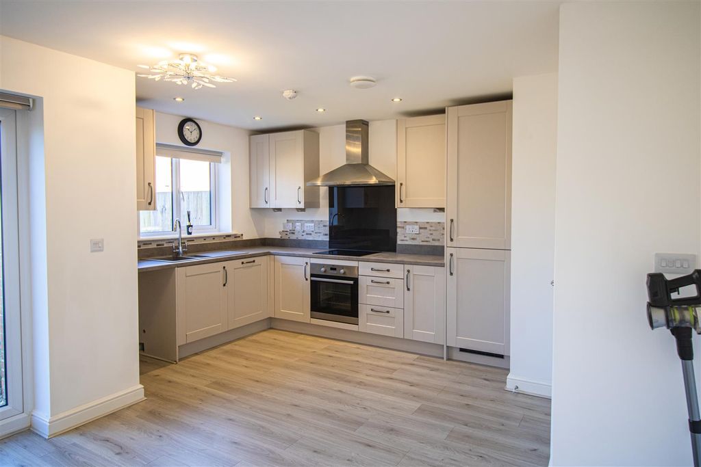 Property photo 3 of 14 Kitchen