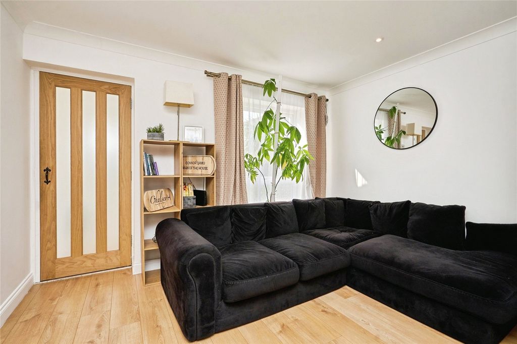 Property photo 3 of 11 Lounge
