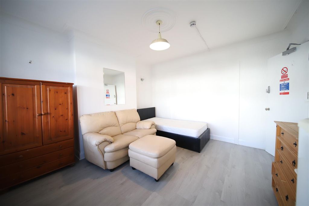 Property photo 3 of 6 Room 2.Jpg