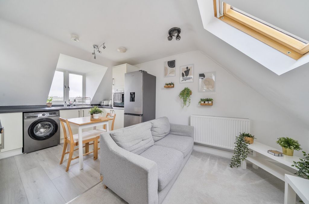 Property photo 2 of 17 1395715-1-6965046...