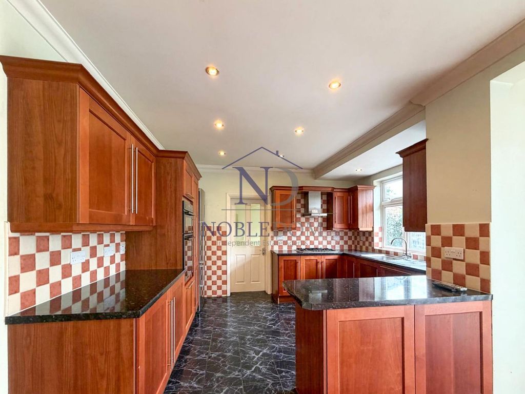 Property photo 1 of 18 Four Bedroom Semi-Detached House In Twickenham