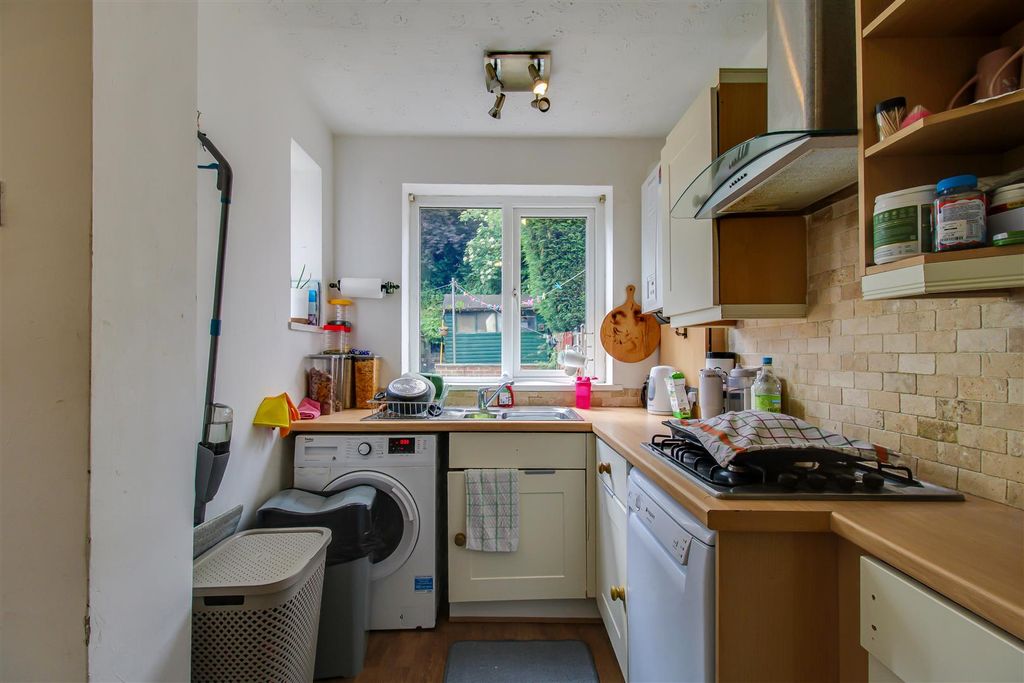 Property photo 3 of 9 Kitchen