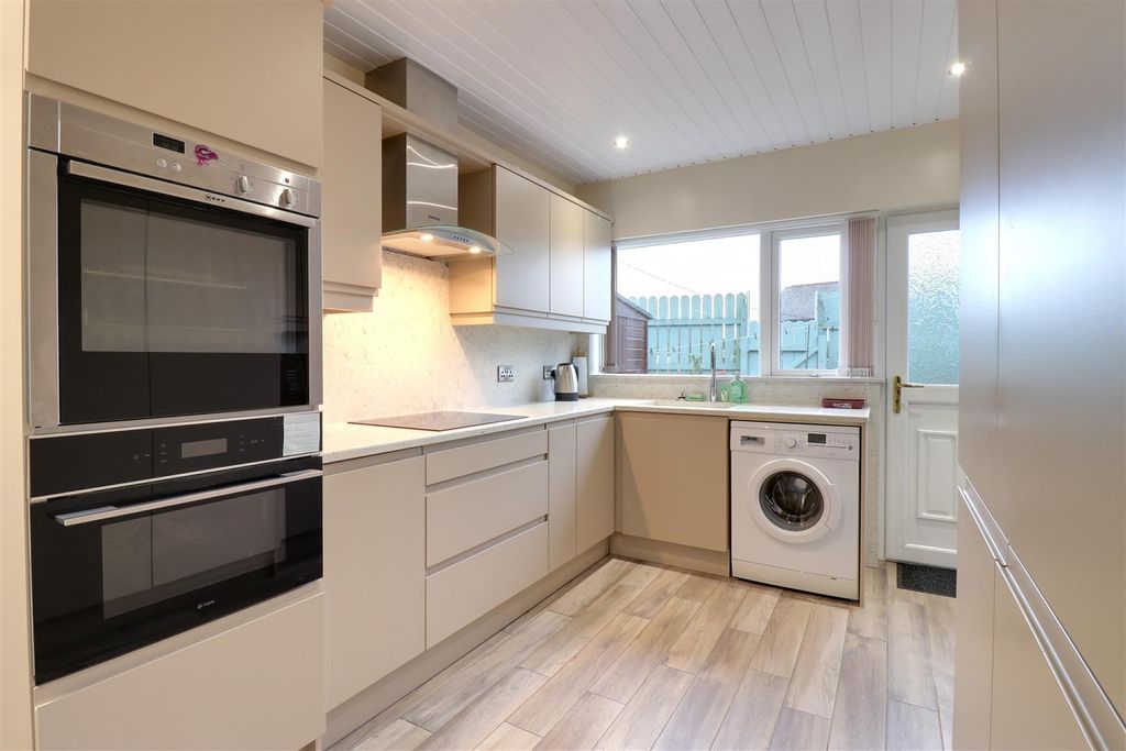 Property photo 3 of 17 Kitchen