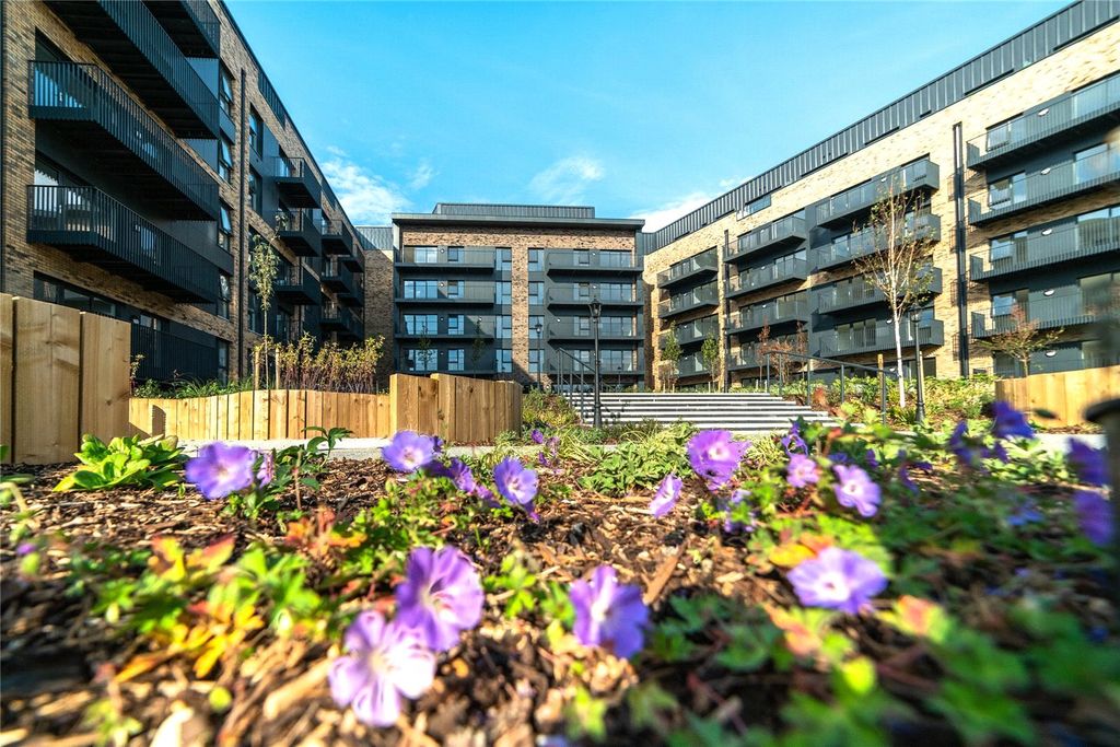 Property photo 1 of 8 Courtyard Gardens