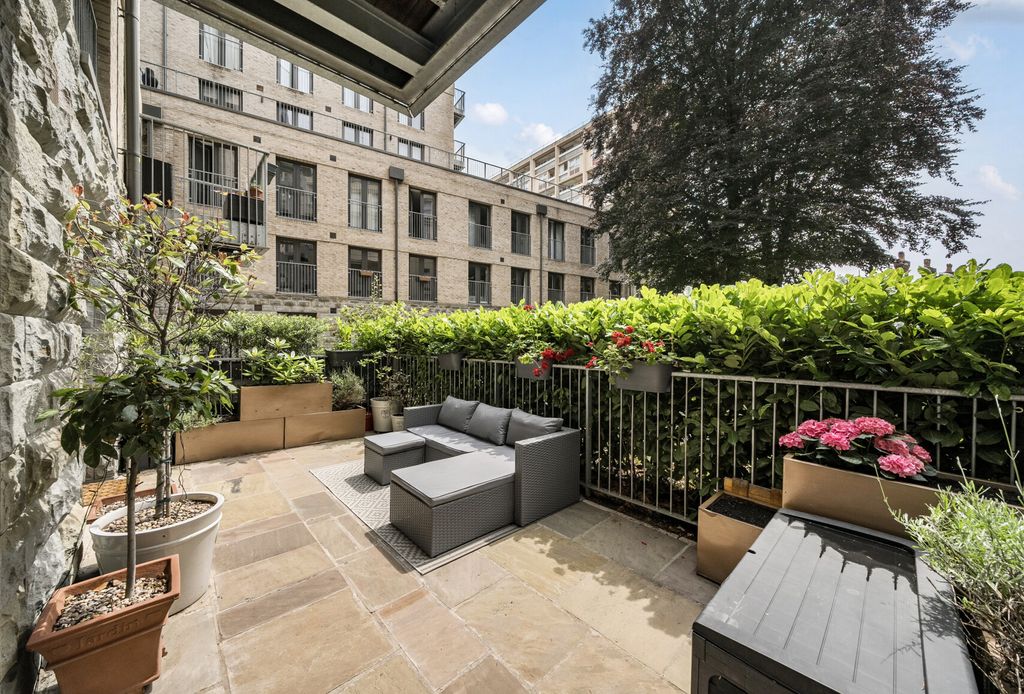 Property photo 1 of 17 1298690-20-68471F...