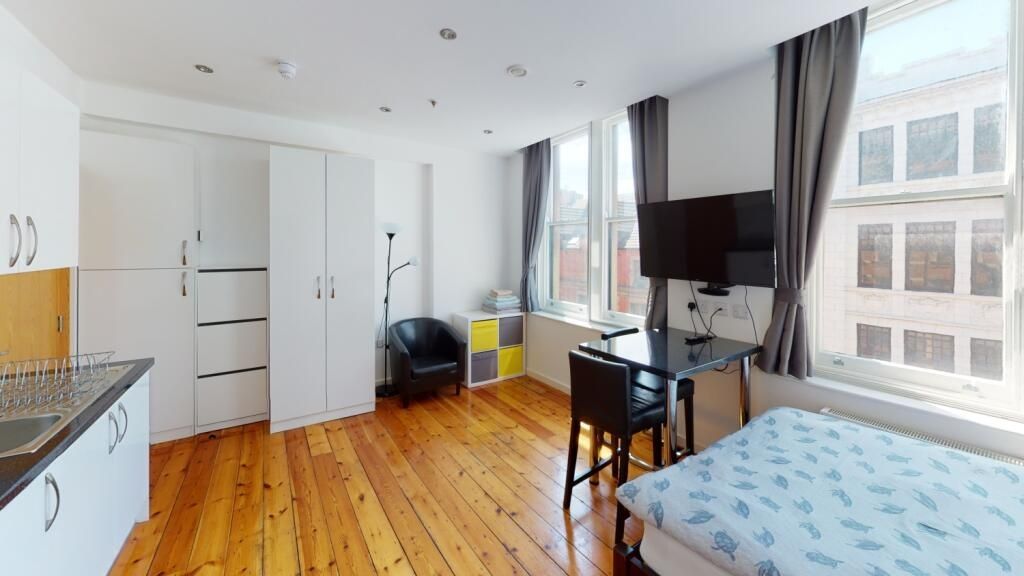 Property photo 1 of 6 Bright And Spacious Bedroom Featuring A Comfortabl...