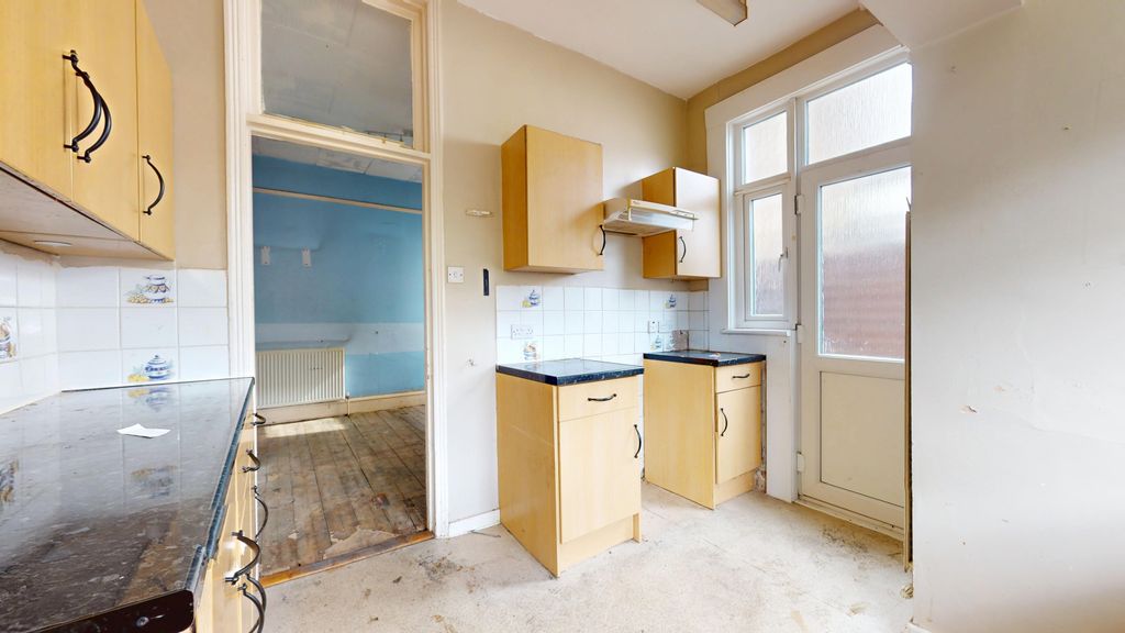 Property photo 2 of 31 9 Arragon Gardens, Streatham, London, Sw16 5Ly