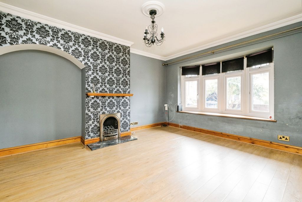 Property photo 3 of 17 Lounge