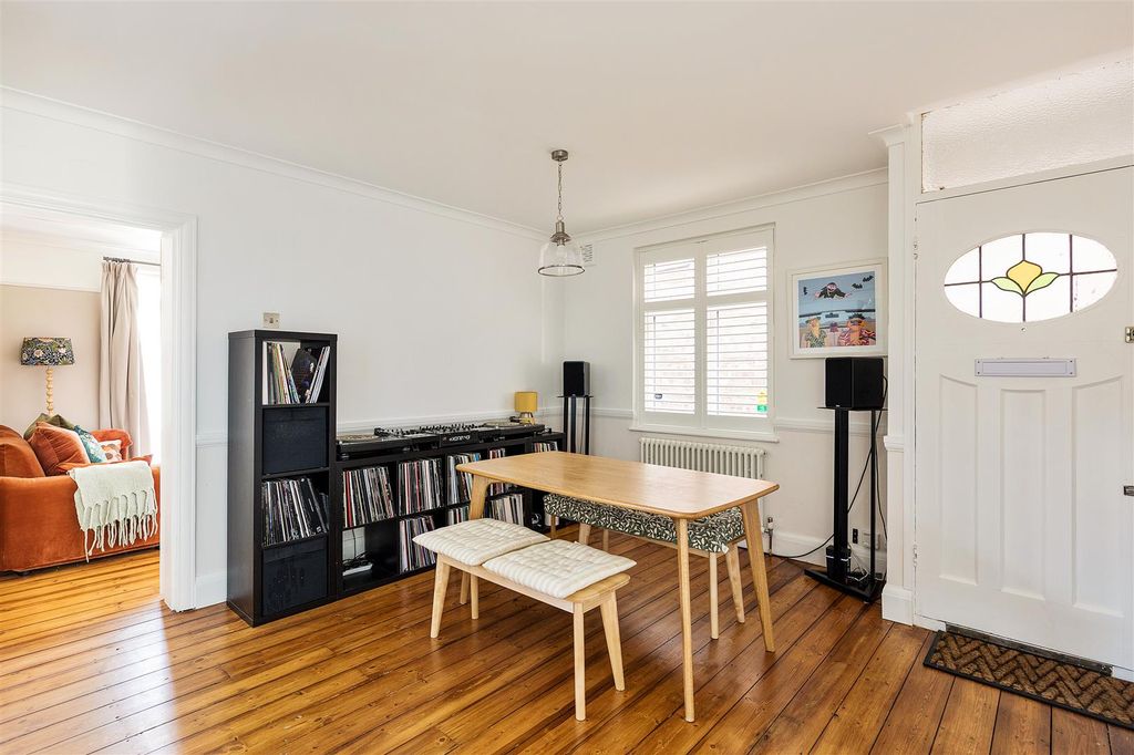 Property photo 3 of 41 Northbank Road, E17