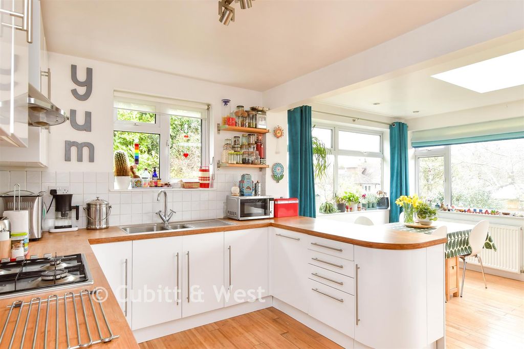 Property photo 3 of 17 Kitchen