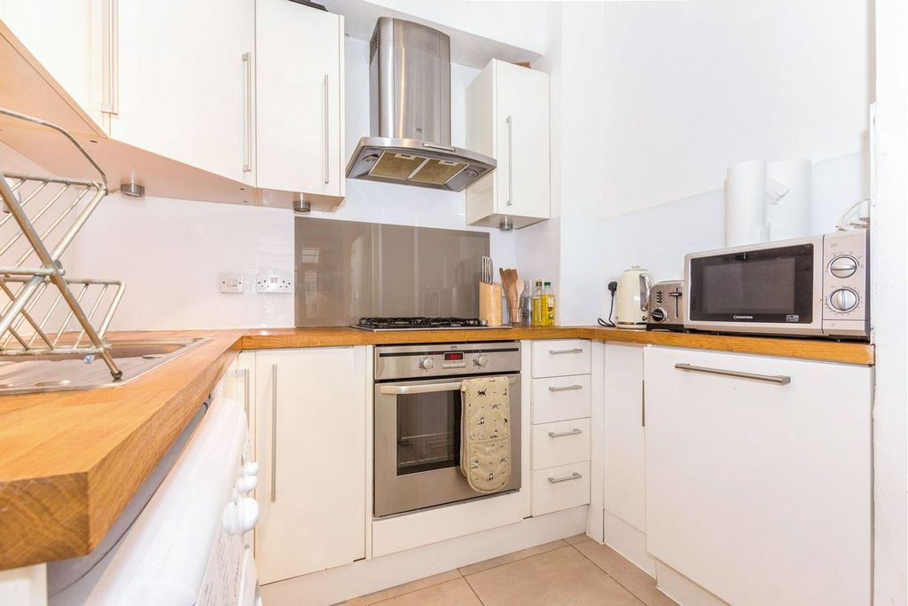 Property photo 3 of 9 Kitchen