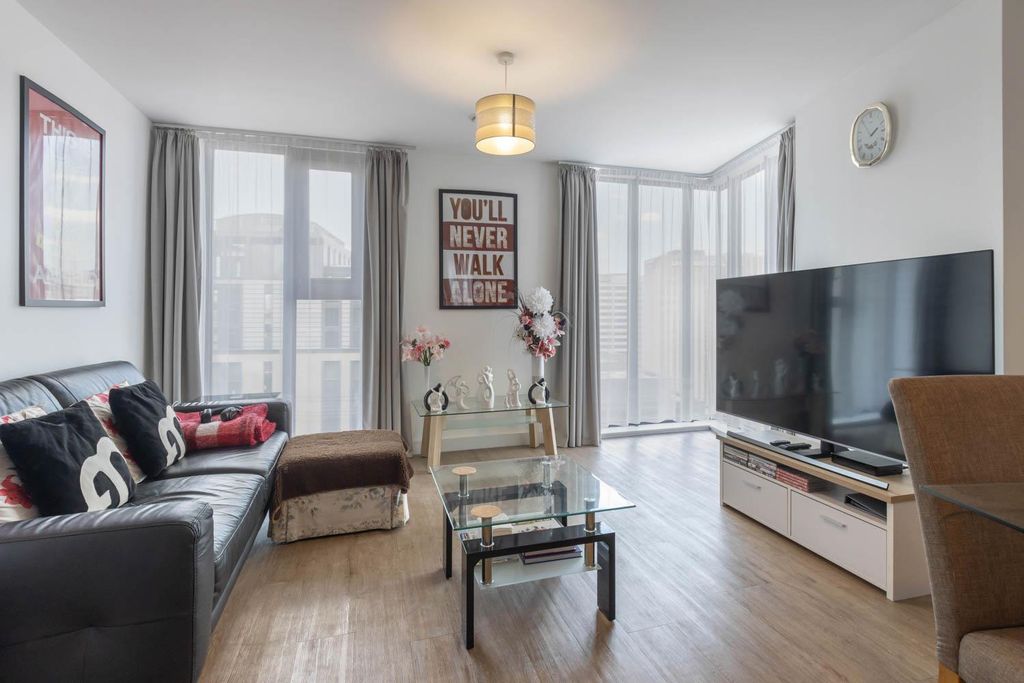 Property photo 1 of 17 Living/ Dining Area