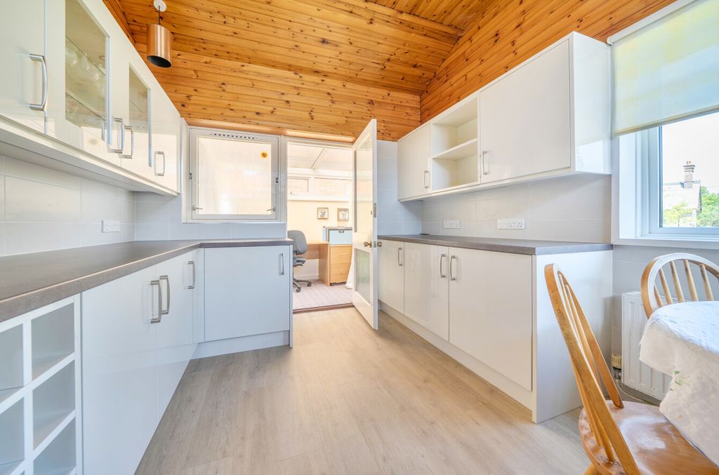 Property photo 3 of 24 1468323-18-6A1726...