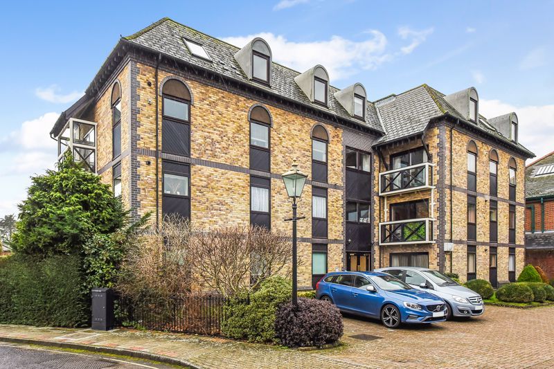 3 bed flat for sale The Close