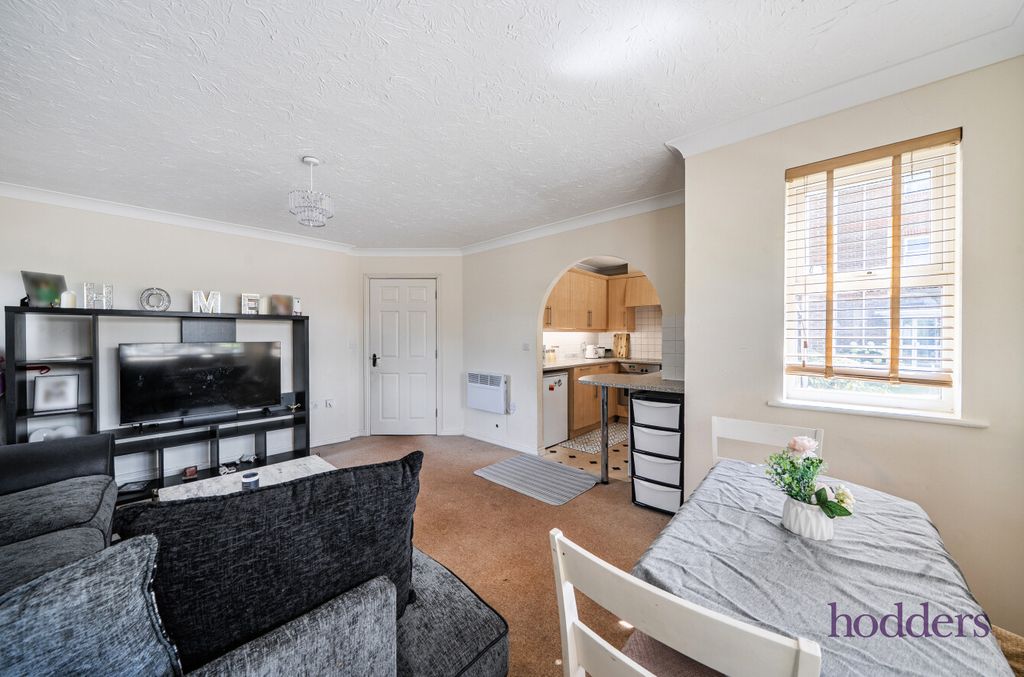 Property photo 2 of 17 893479Ea-52cc-4A3...