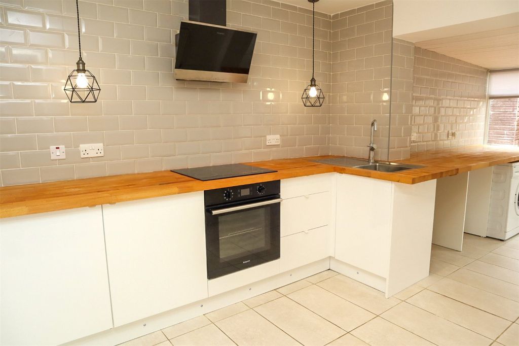 Property photo 3 of 18 Kitchen