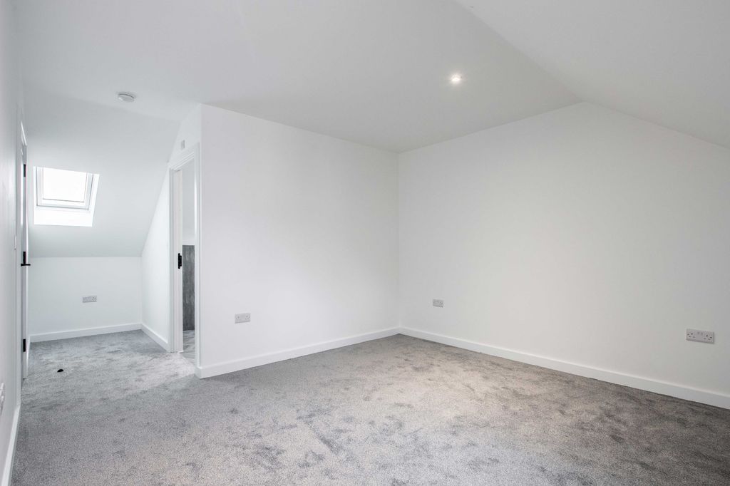 Property photo 1 of 28