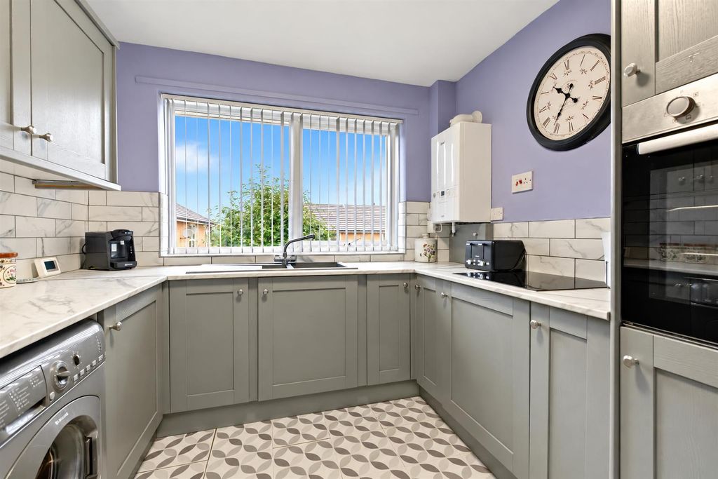 Property photo 3 of 9 Kitchen
