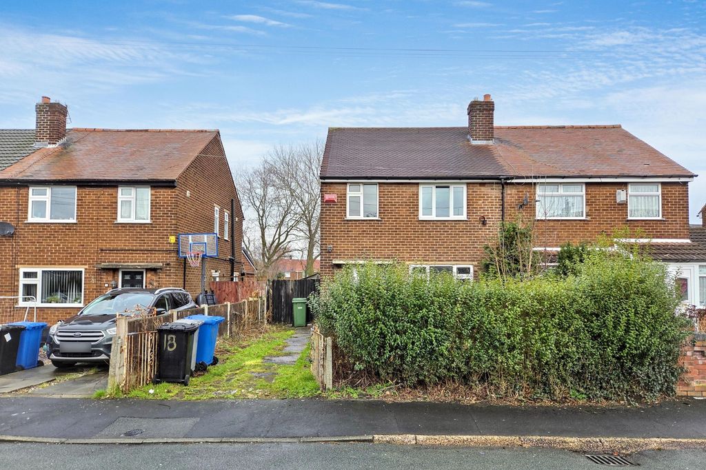 Property photo 1 of 20 18 Shaftesbury Gardens, Flixton M41 6Np