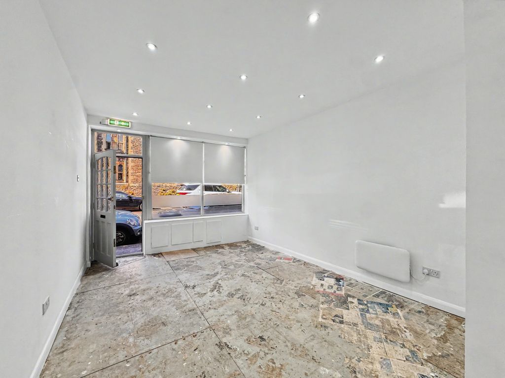 Property photo 3 of 11 Front Space