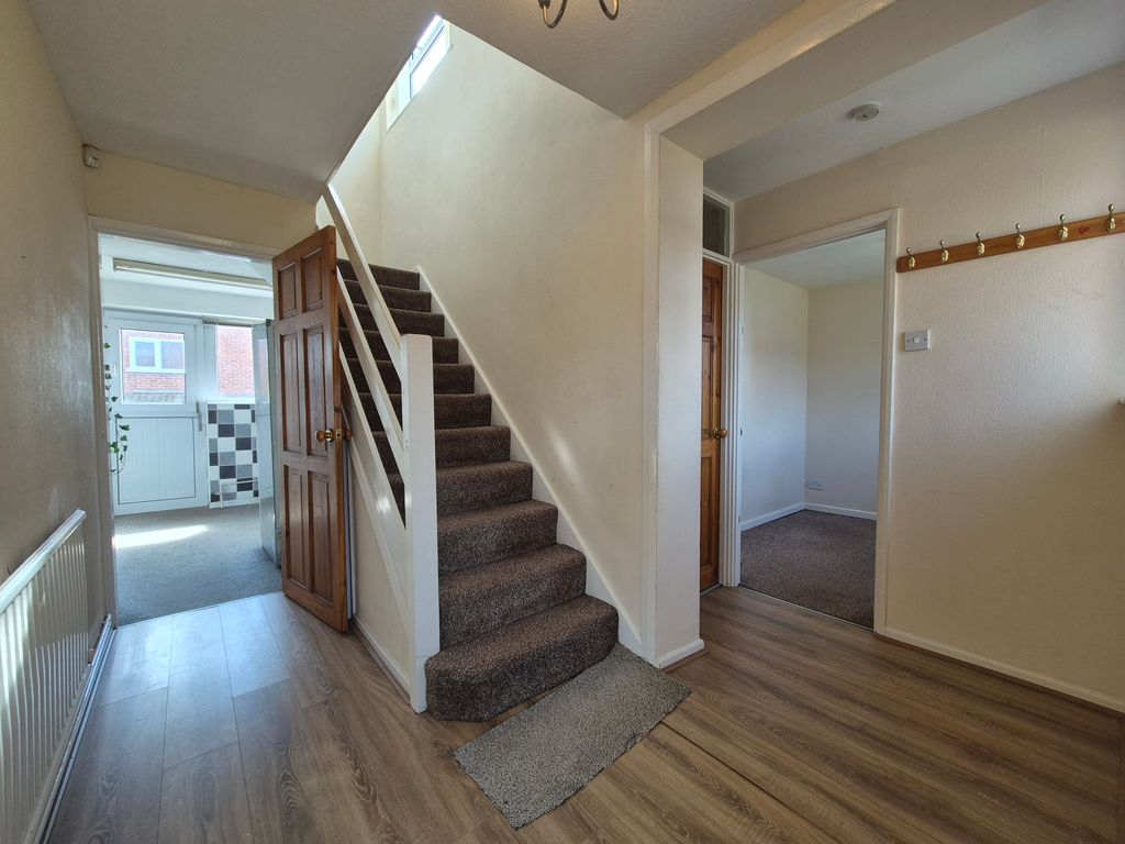 Property photo 2 of 18 Hallway