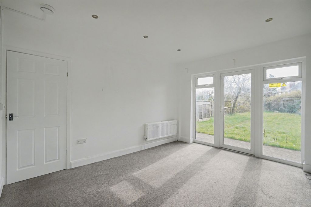 Property photo 3 of 18 19 Marlborough Road, Beeston, Nottingham, Ng9 2Hg
