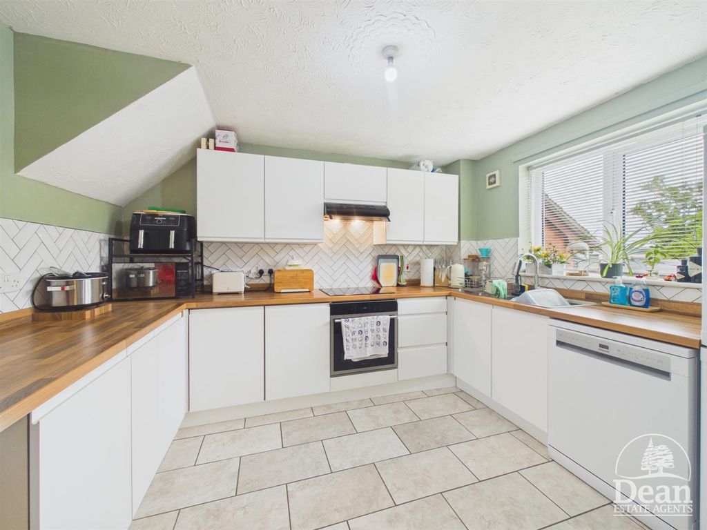Property photo 3 of 15 Kitchen