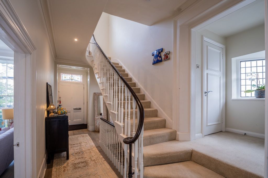 Property photo 3 of 11 Hallway