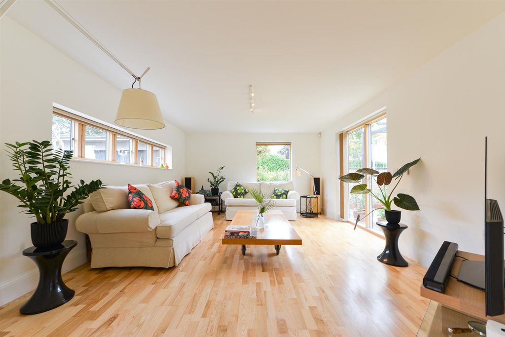 Property photo 3 of 25 #South House26.Jpg