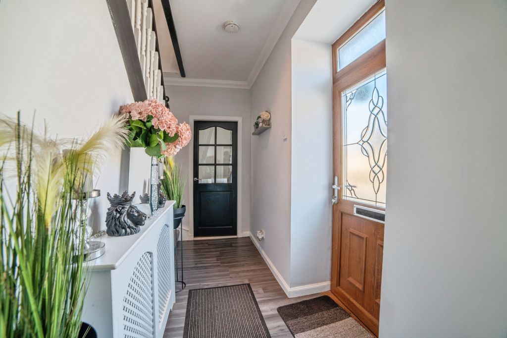 Property photo 3 of 15 Entrance Hall