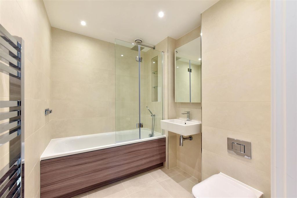 Property photo 1 of 7 24 Queenscroft House (1).Jpg