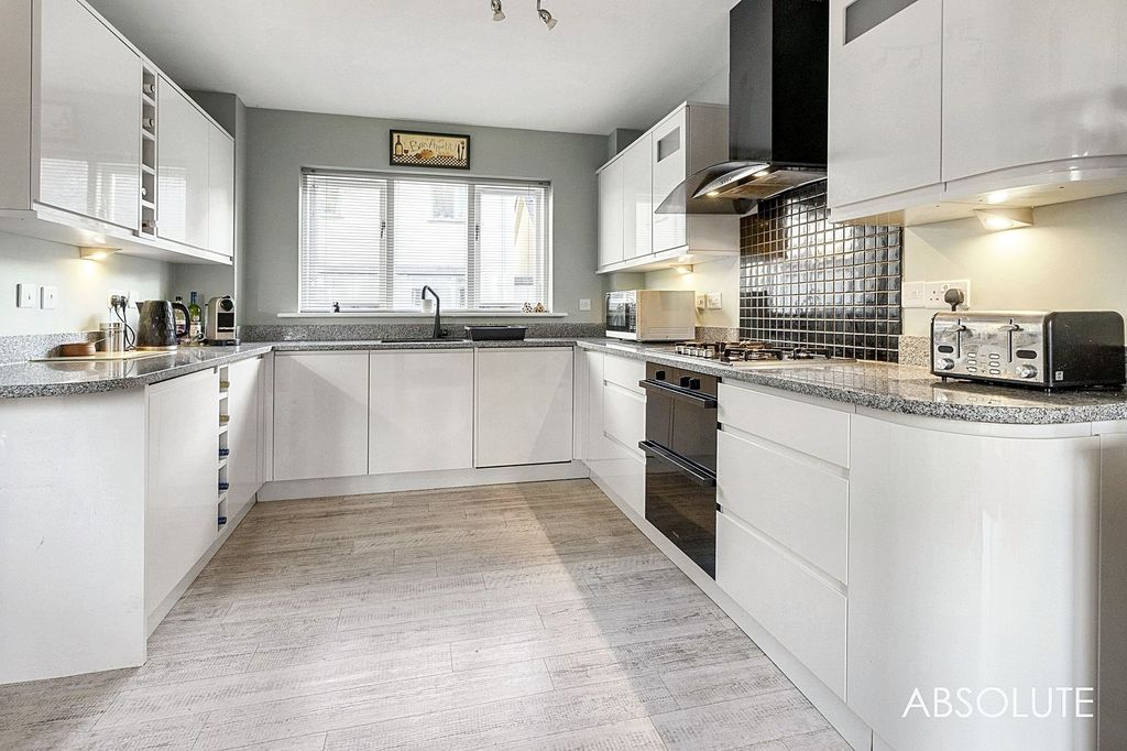 Property photo 2 of 32