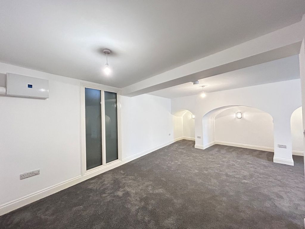 Property photo 2 of 8 Picture 2