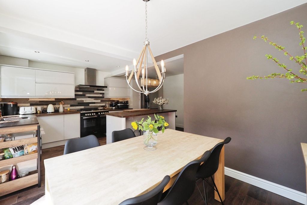 Property photo 3 of 20 Breathtaking Kitchen And Dining With Bi Folds