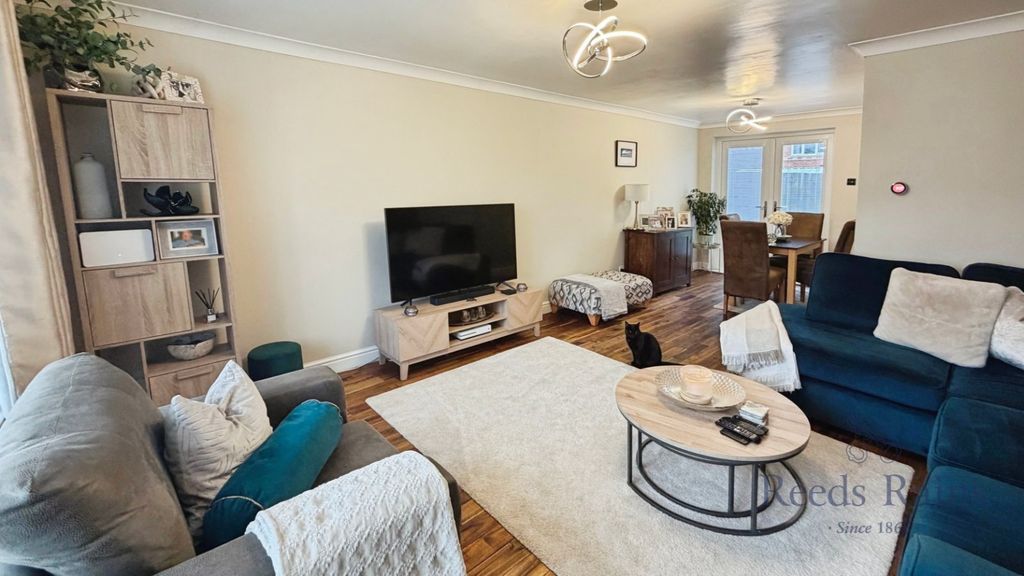 Property photo 2 of 22 Lounge