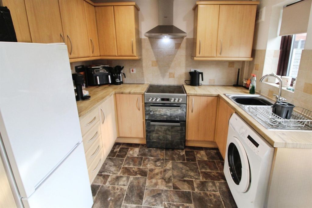 Property photo 3 of 10 Dining Kitchen
