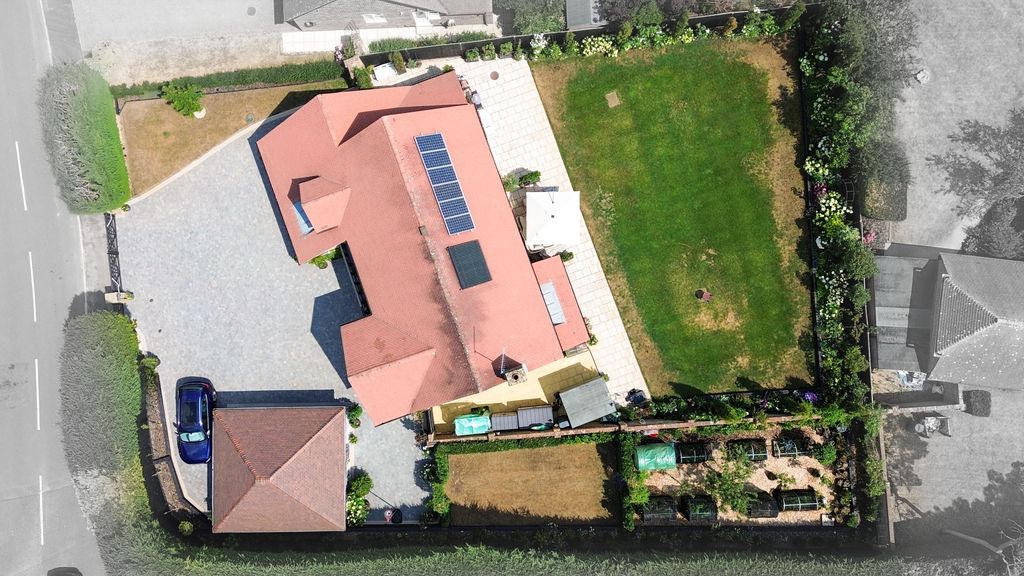 Property photo 2 of 20 2 Medlar Drive (30)