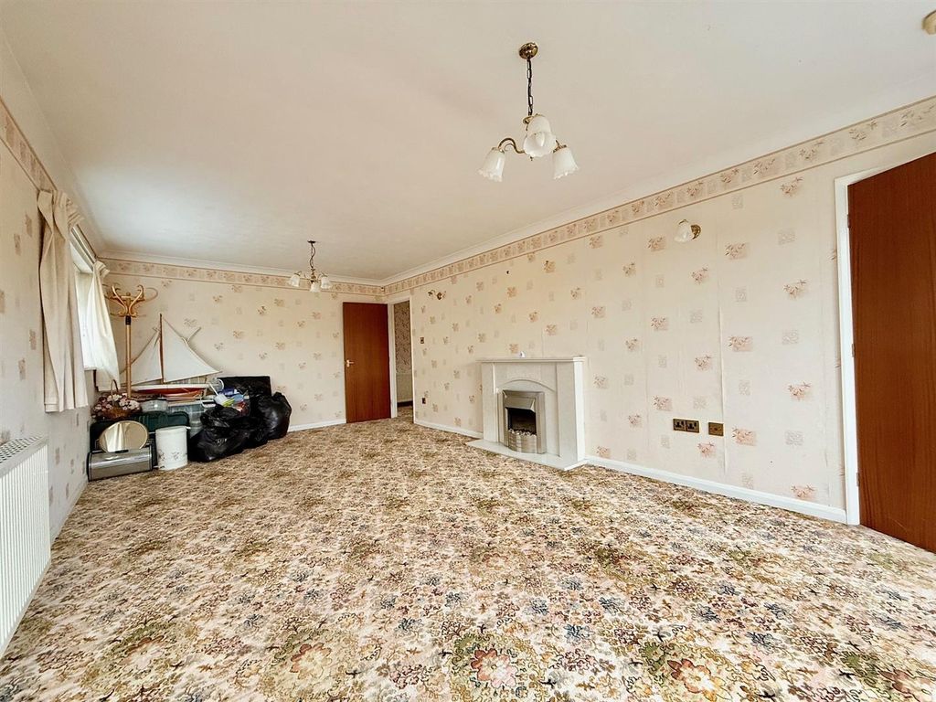 Property photo 3 of 13 Lounge/Dining Room