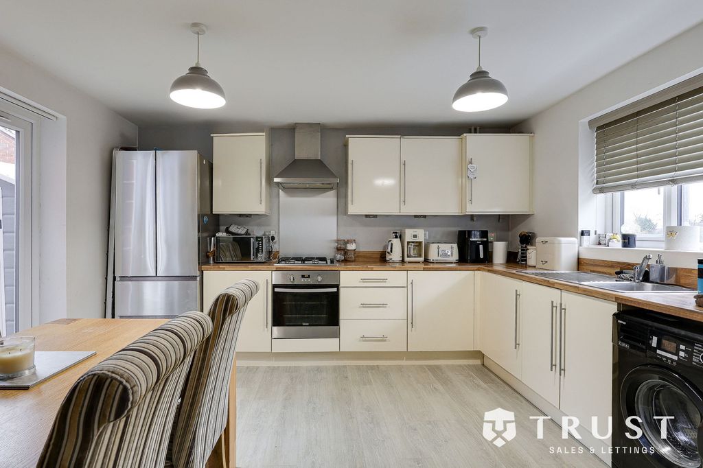 Property photo 2 of 27