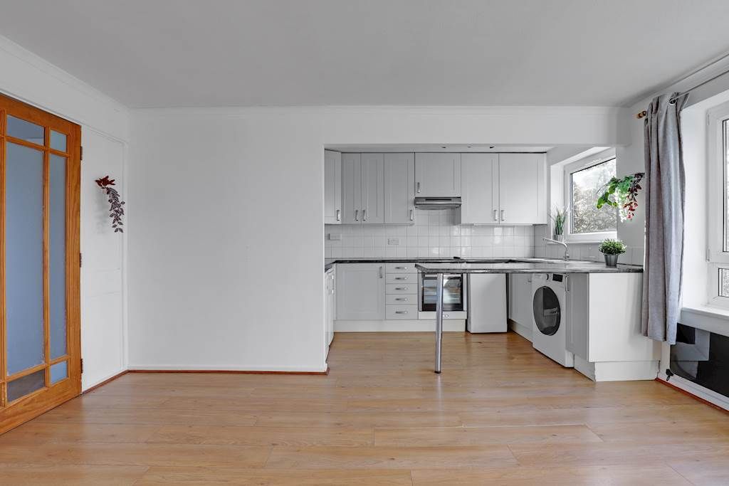 Property photo 3 of 9 06-9783Jhhgll - 15 Eskmont Ridge - 16-Small