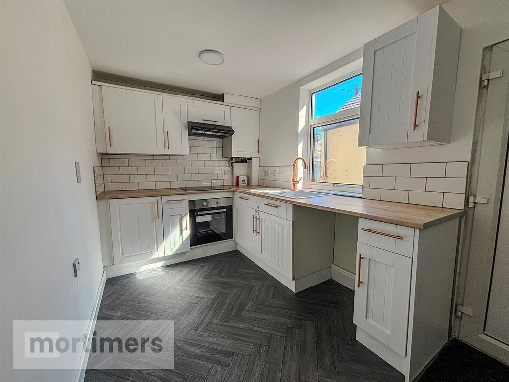 Property photo 3 of 14 Kitchen