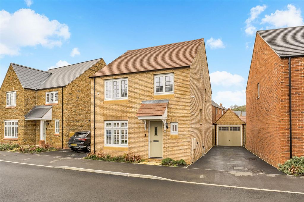 Property photo 1 of 21 66 Tyrell Road, Banbury-1.Jpg