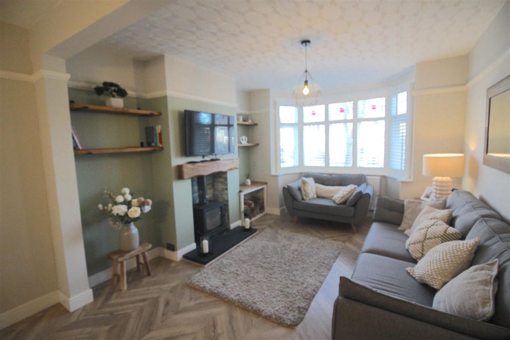 Property photo 2 of 16 Lounge Area