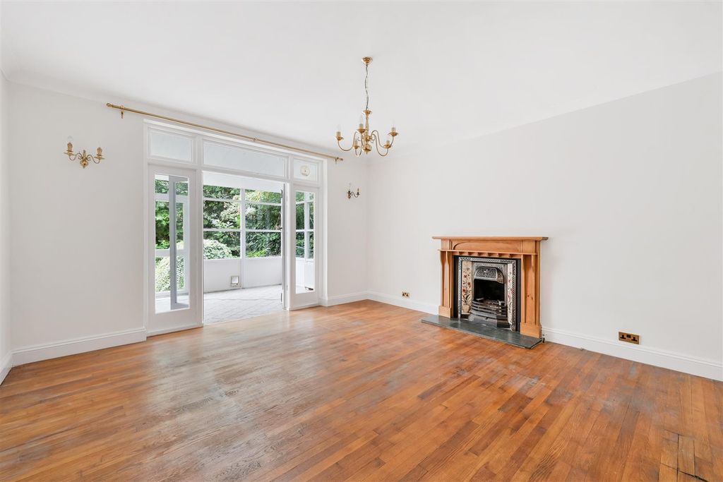 Property photo 2 of 16 Cheam Road, (15).Jpg