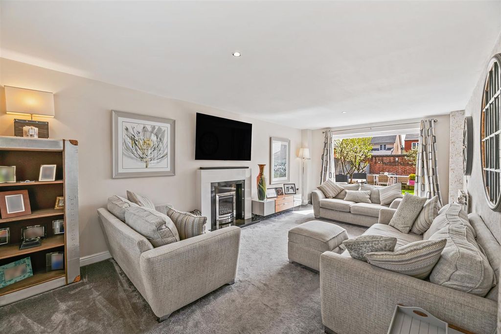 Property photo 2 of 27 Lounge